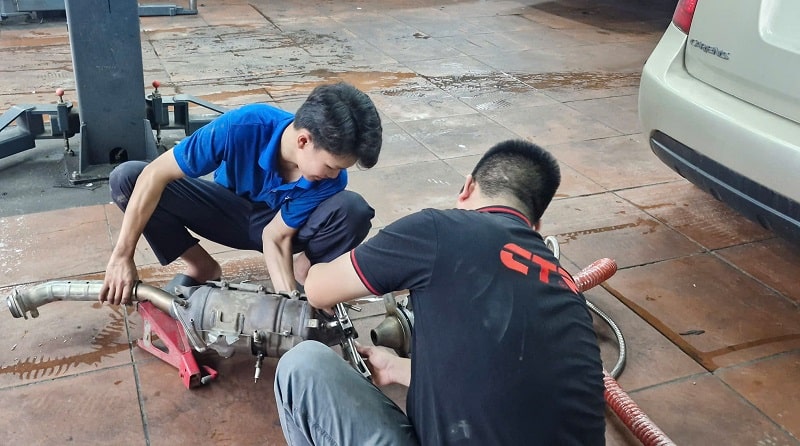 vệ sinh bầu lọc khí thải ô tô